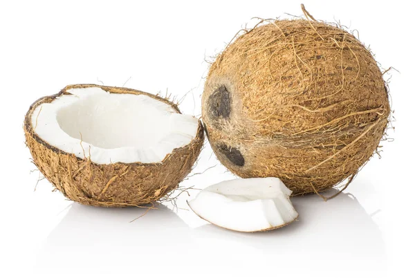 Eine Kokosnuss Und Eine Hälfte Mit Einem Stück Isoliert Auf — Stockfoto