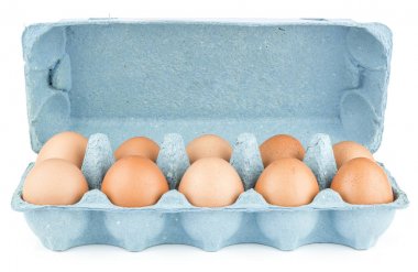 Kahverengi tavuk yumurtası on açık beyaz arka plan sette izole mavi karton kutuda vie