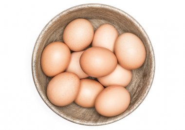 Kahverengi tavuk yumurtası ahşap kase top bir izole üzerinde beyaz adam göster