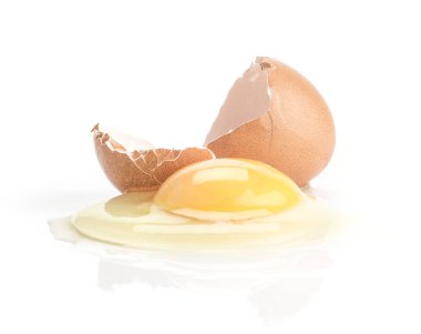 Beyaz arka planda bir çiğ yumurta sarısı kırık eggshel ayrılmış izole kırık kahverengi tavuk yumurta