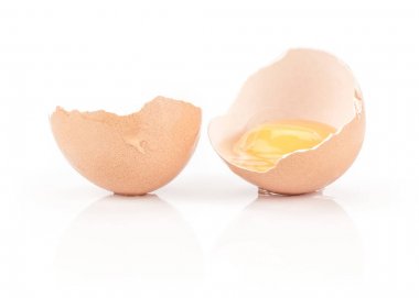 Bir iki kırık yumurta kabuğu içinde çiğ yumurta sarısı yarıya beyaz arka plan üzerinde izole kahverengi tavuk yumurta kırık