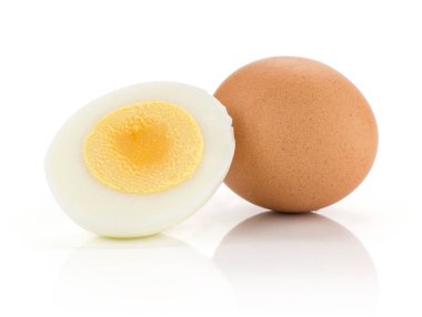 Bir kahverengi yumurta tavuk ve dilimlenmiş yarım üzerinde beyaz adam izole haşlanmış