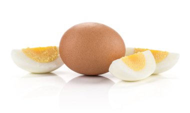 Üç dilim beyaz adam izole bir haşlanmış kahverengi tavuk yumurta