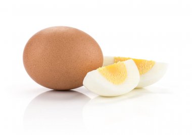 Bir haşlanmış kahverengi tavuk yumurta ile iki dilim beyaz adam izole