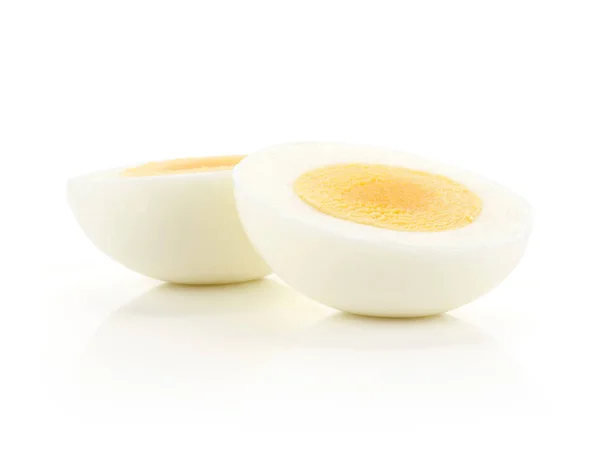 Due Uova Pollo Bollite Metà Isolato Sfondo Bianco Taglio Hal — Foto Stock