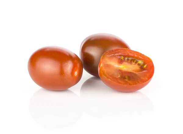 Tomates Cerises Raisin Rouge Noir Deux Entières Demie Isolées Sur — Photo