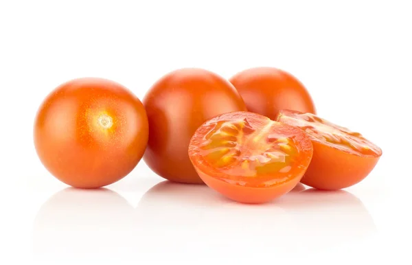 Tomates Cereja Uva Vermelha Três Inteiros Duas Metades Isolados Backgroun — Fotografia de Stock