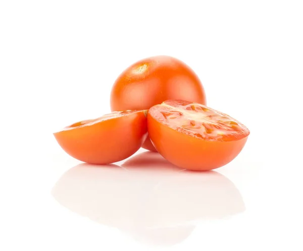 Rode Druif Cherry Tomaten Één Geheel Twee Helften Geïsoleerd Een — Stockfoto