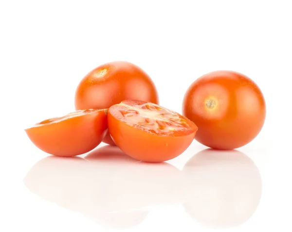 Tomates Cerises Raisin Rouge Deux Entières Deux Moitiés Isolées Sur — Photo