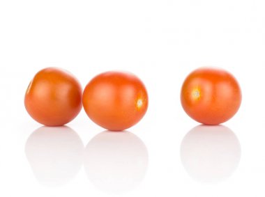 Üç kırmızı üzüm beyaz adam izole domates