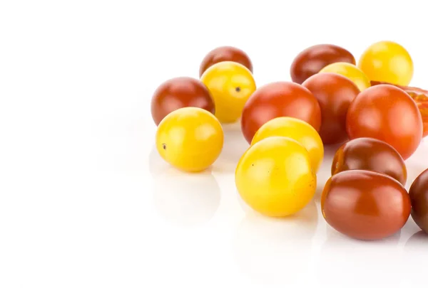 Trauben Kirschtomaten Mix Stapel Isoliert Auf Weißem Hintergrund Rot Schwarz — Stockfoto