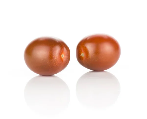 Deux Tomates Cerises Rouges Noires Isolées Sur Fond Blanc — Photo