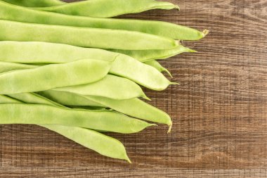 Ahşap arka plan lon izole düz yeşil fasulye Üstten Görünüm