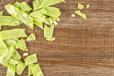 Ahşap adam izole düz yeşil fasulye yığını Üstten Görünüm