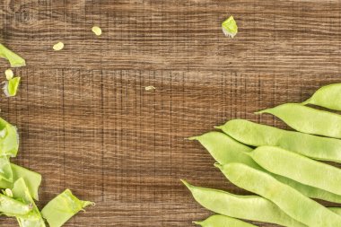 Ahşap adam izole düz yeşil fasulye Üstten Görünüm