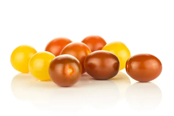 Uva Cereja Tomates Mistura Isolada Fundo Branco Amarelo Preto Vermelho — Fotografia de Stock
