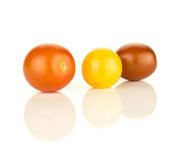 Trois Tomates Cerises Raisin Mélange Isolé Sur Fond Blanc Jaune — Photo