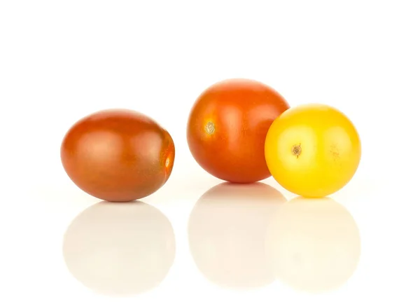 Trois Tomates Cerises Raisin Mélange Isolé Sur Fond Blanc Jaune — Photo