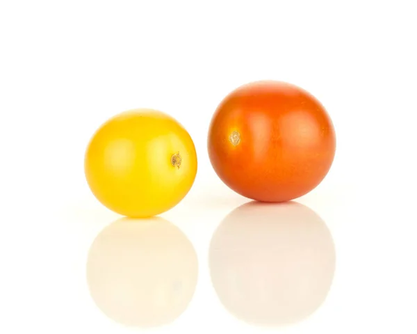 Dos Tomates Cherry Uva Mezclan Aislados Sobre Fondo Blanco Amarillo — Foto de Stock