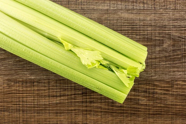 Jeden Čerstvý Zelený Celer Izolované Dřevěné Poza — Stock fotografie