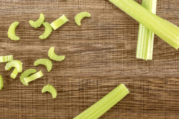 Trois Bâtonnets Céleri Vert Avec Des Morceaux Frais Hachés Isolés — Photo