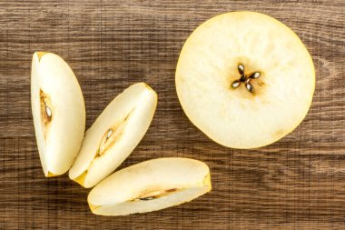 Çin altın armut top Nash'e çeşitli izole ahşap arka plan bir kesit üzerinde yarısı görünümü üç dilim