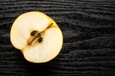 Çin altın armut bir bölüm yarım üstten görünüm Nash'e çeşitli üzerinde siyah ahşap adam izole