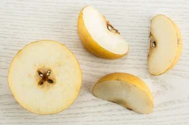 Üstten Görünüm Nash'e çeşitli izole Çin altın armut Beyaz ahşap arka plan bir yarı üç dilim