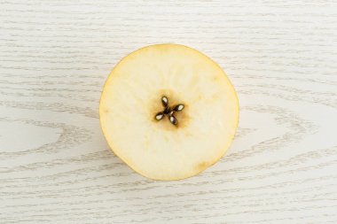 Çin altın armut bir bölüm yarım Nash'e çeşitli üst görüntülemek izole beyaz tahta adam