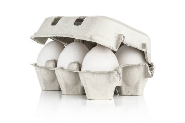 Altı beyaz tavuk yumurtası bir kağıt üzerinde beyaz adam izole sandık gri