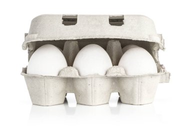 Altı beyaz tavuk yumurtası içinde beyaz arka plan önünde izole bir kağıt gri krater vie