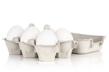 Altı beyaz tavuk yumurtası açık bir kağıt üzerinde beyaz adam izole sandık gri