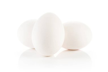 Üç beyaz tavuk yumurtası izole üzerinde beyaz adam yığını