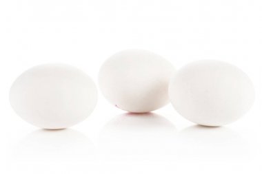 Üç beyaz tavuk yumurta grup üzerinde beyaz adam izole