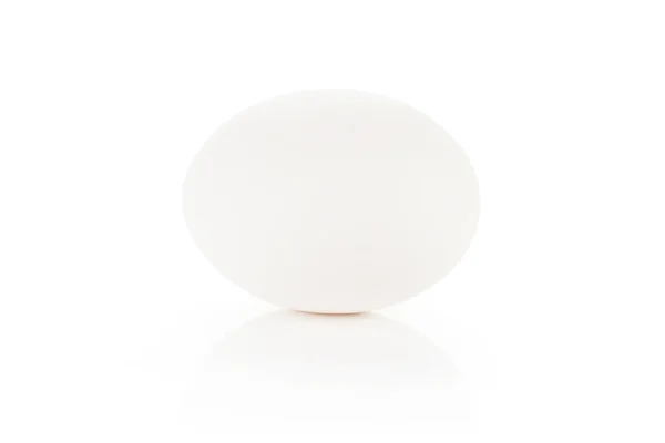 Jeden Biały Kurczaka Jajko Białym Tle Białym Tle — Zdjęcie stockowe