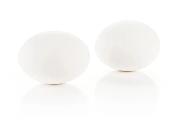 Jaja Białe Kurczaka Dwa Świeże Białym Tle Białym Tle — Zdjęcie stockowe