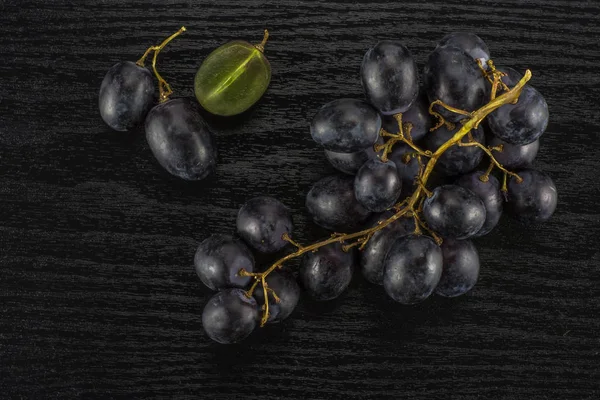 Schwarze Traubentraube Herbstliche Königliche Sorte Mit Einer Scheiben Geschnittenen Beerentischplatte — Stockfoto