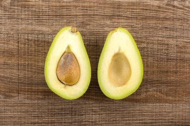Yeşil yumuşak avokado olan izole kahverengi ahşap zemin pastırma variet üzerinde tamamlayan bir masa üstü kesilmiş