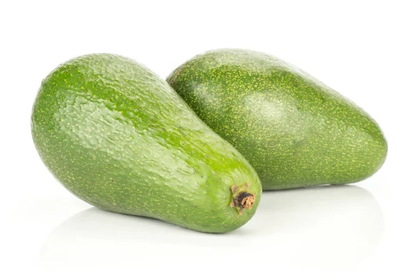 Twee Groene Glad Avocado Geïsoleerd Een Witte Achtergrond Rijp Glanzende — Stockfoto
