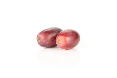 Kırmızı küre üzüm beyaz arka plan üzerinde iki berrie izole.