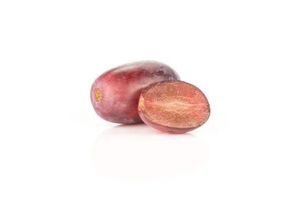 红地球葡萄浆果和一条半孤立的白色背景 — 图库照片