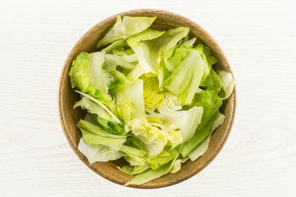 Eisbergsalat Tischplatte Frische Zerrissene Salatblätter Einer Holzschüssel Isoliert Auf Grauem — Stockfoto