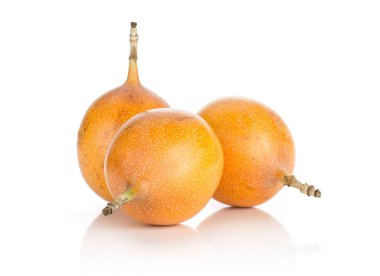 Beyaz arka plan tatlı taze sarı tutku frui üzerinde izole üç dev grenadilla seti