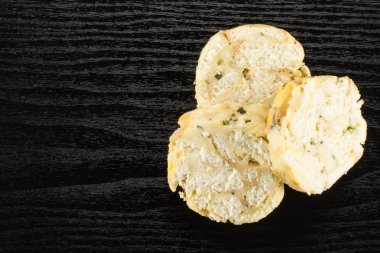 Calsbad ekmek hamur tatlısı üstten görünüm üzerinde siyah ahşap arka plan üç dilim yığın taze steame izole