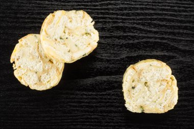 Calsbad ekmek hamur tatlısı üstten görünüm üzerinde siyah ahşap arka plan üç dilim taze steame izole