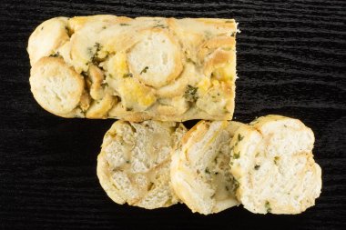 Calsbad ekmek hamur tatlısı üst yarısı ve üç dilim üzerinde ahşap arka plan siyah taze steame izole görüntülemek