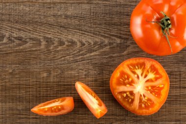 Kırmızı domates toplama izole kahverengi ahşap zemin üstten görünüm bir bütün bir bölüm yarım ve iki dilim