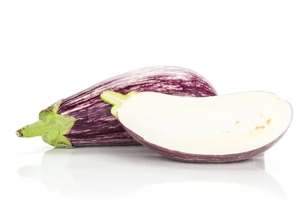 Une Aubergine Pourpre Rayée Avec Une Moitié Isolée Sur Fond — Photo