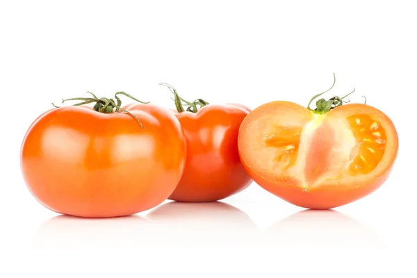 Δύο Κόκκινα Ντομάτα Και Ένα Κομμένο Φέτες Μισό Απομονώνονται Λευκό — Φωτογραφία Αρχείου
