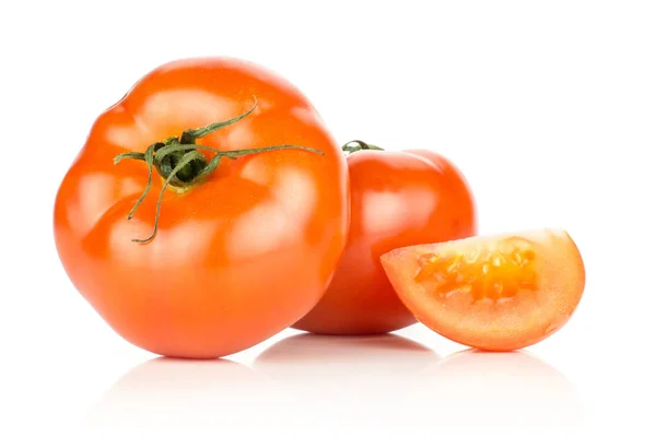 Dos Tomates Rojos Con Una Rebanada Aislada Sobre Fondo Blanco —  Fotos de Stock